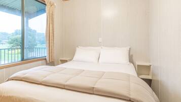 2 Bedrooms Pet Friendly | Iron/ironing board, bed sheets