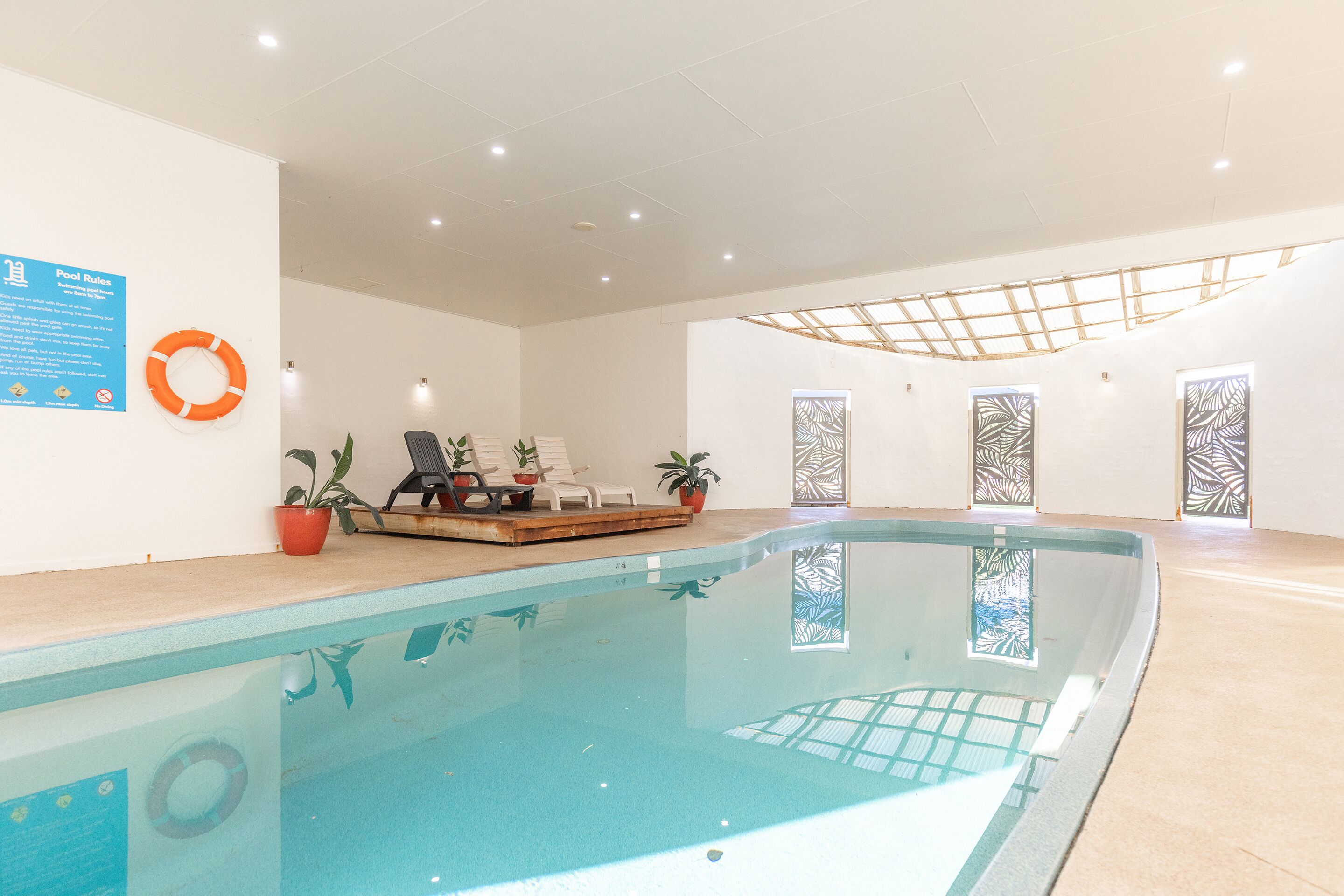 Kolam renang indoor dan kolam renang outdoor
