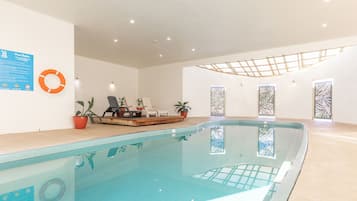 Kolam renang indoor dan kolam renang outdoor
