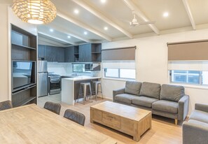 Villa, 3 camere da letto, vista fiume | Cucina privata | Frigorifero, microonde, bollitore elettrico, pentole/stoviglie/utensili