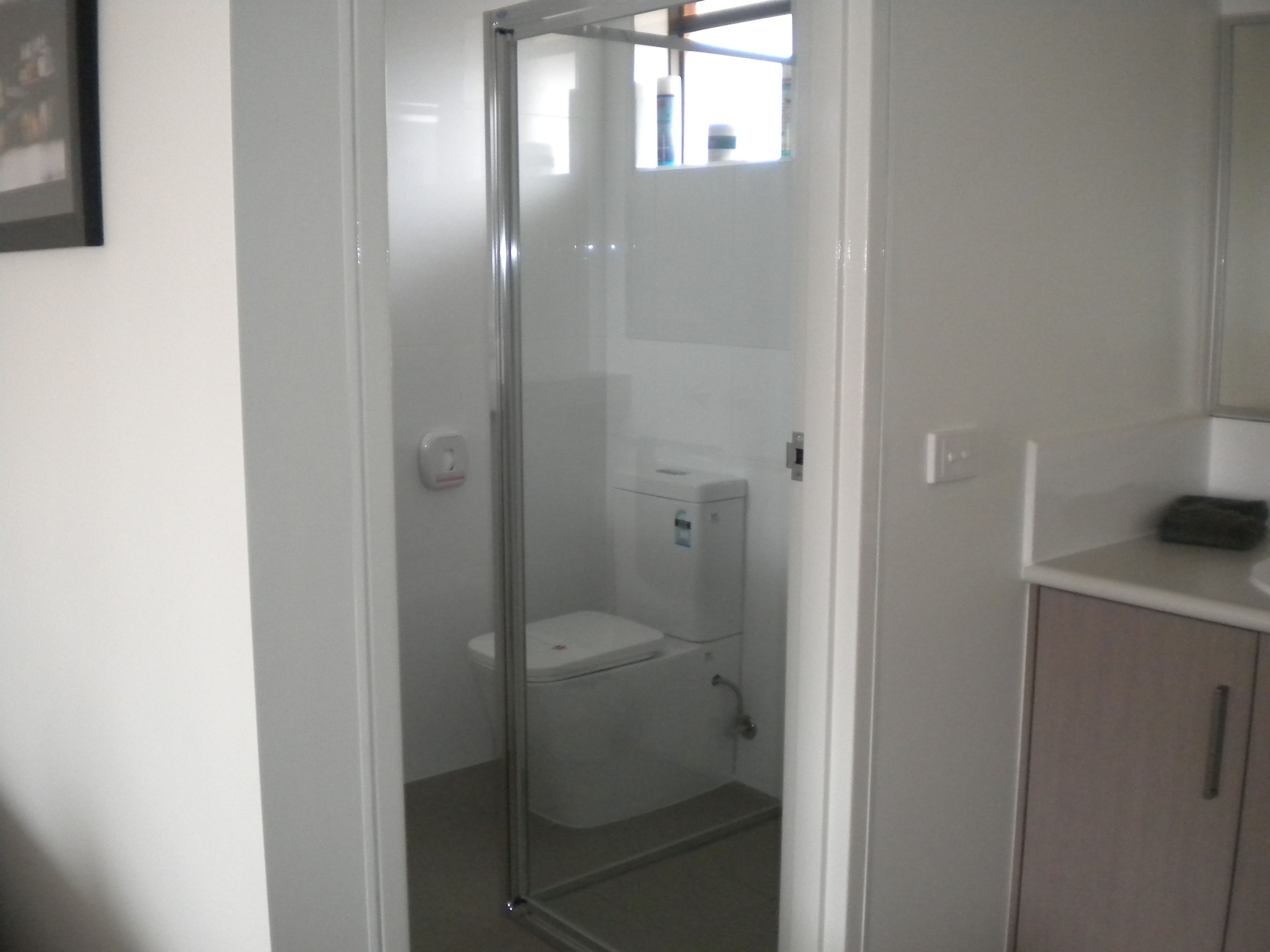 Un baño pequeño y funcional con inodoro, ducha y lavabo.