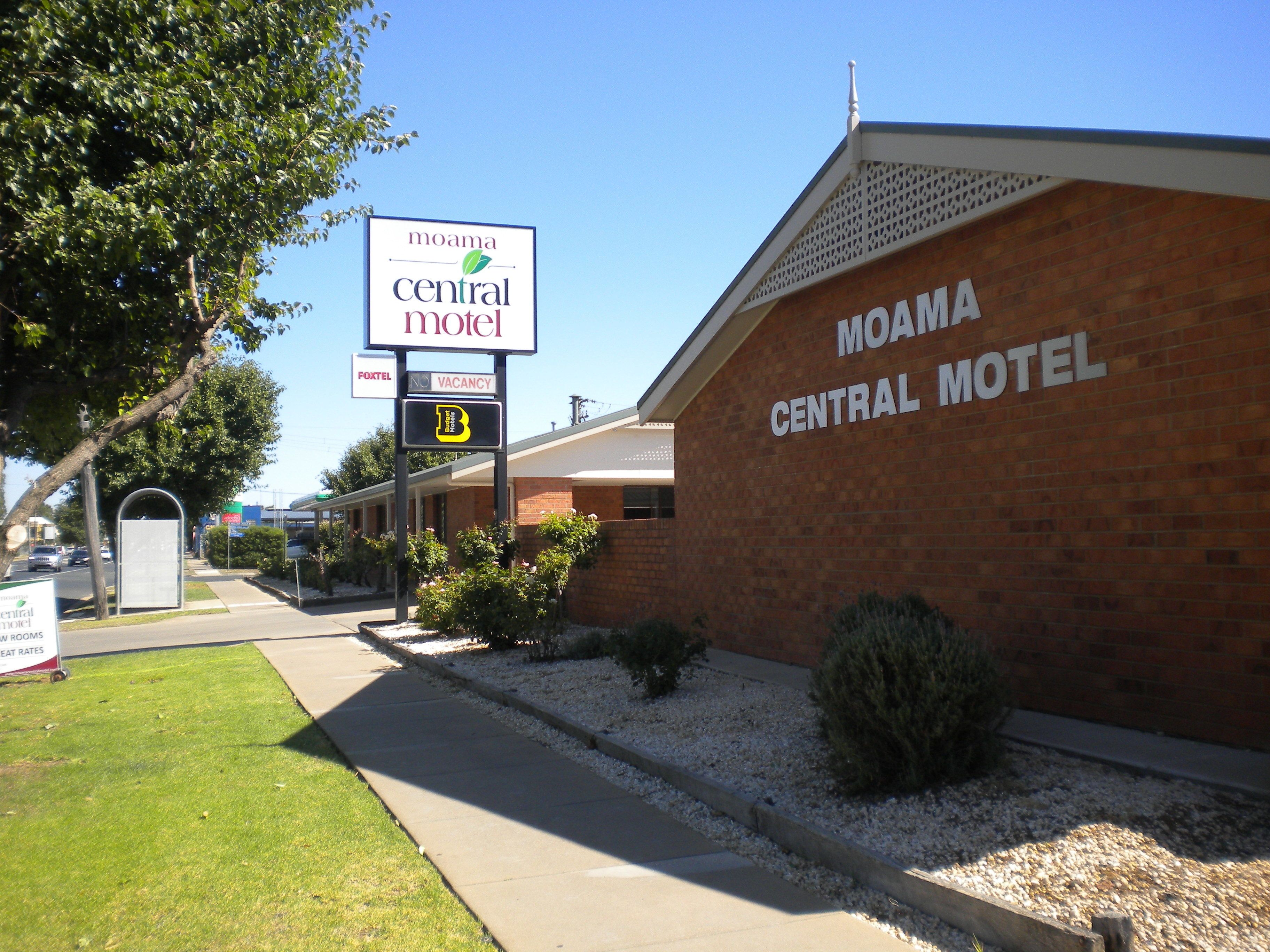 Een motel genaamd 'Moama Central Motel' met een bord, een parkeerplaats en een gevel.