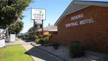 Ein Motel namens 'Moama Central Motel' mit einer Schautafel, einem Parkplatz und einer Gebäudefassade.