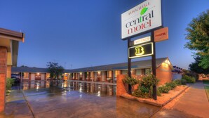 A motel with a sign indicating a vacancy. - Moama Central Motel (Moama)