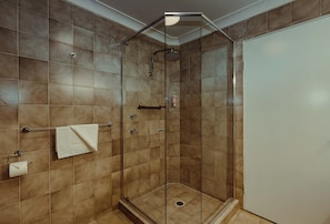 Superior Queen Room | Bathroom