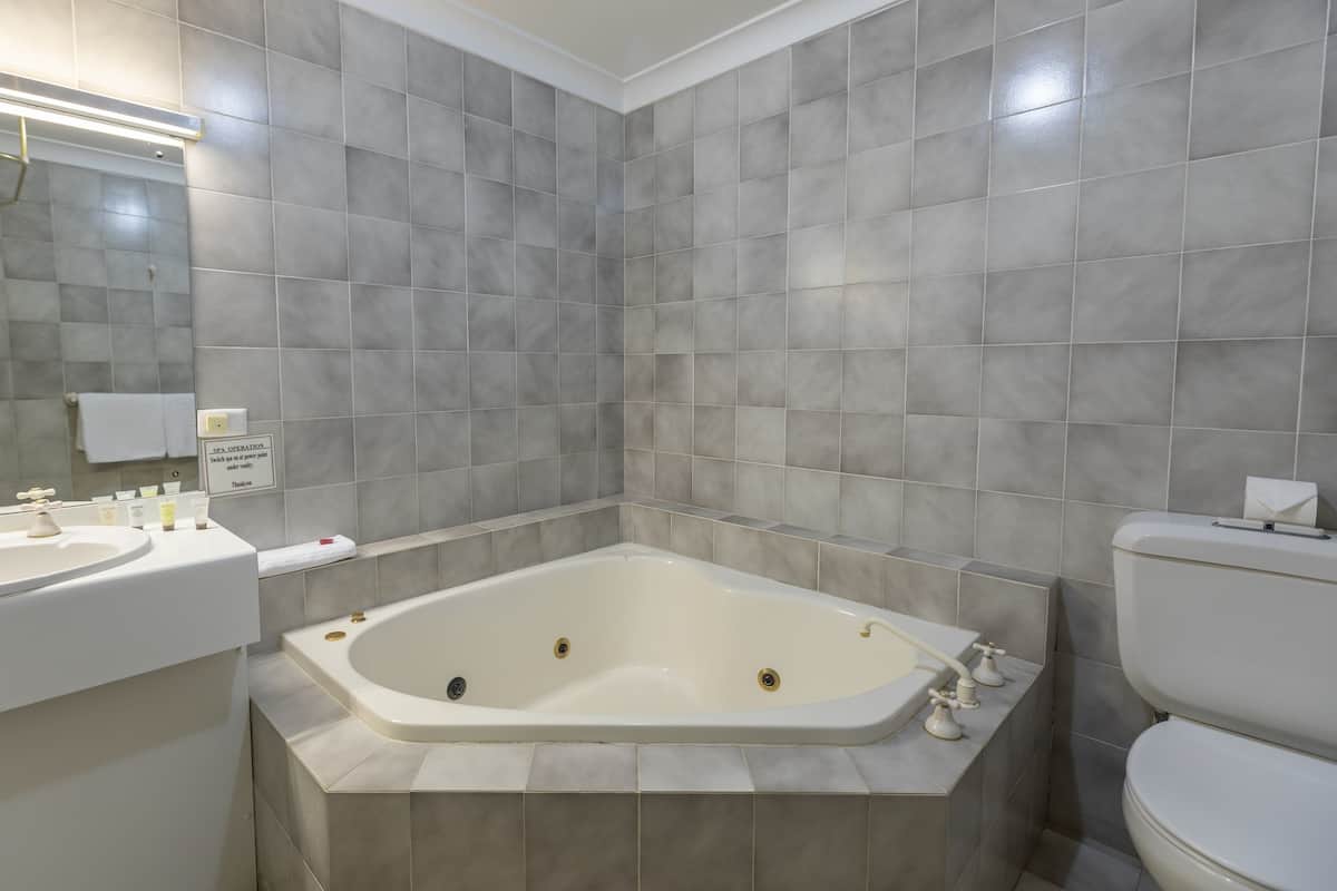 Separate bathtub and shower, deep-soaking bathtub, rainfall showerhead
