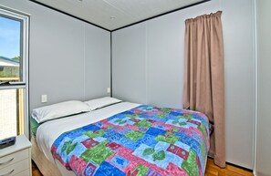 أسرّة أطفال/رضّع (مجانًا) وملاءات أسرّة