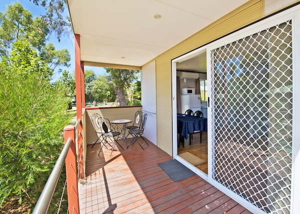 Deluxe Suite, 1 Bedroom, Non Smoking, Kitchen (Deluxe Chalet) | Terrace/patio - Albany Holiday Park (McKail)