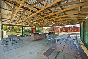 BBQ/picnic area - Albany Holiday Park (McKail)