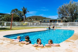 Piscine extérieure, chaises longues