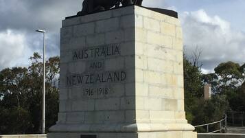 A monument with a horse statue and a plaque reading "AUSTRALIA AND NEW ZEALAND 1916-1918".