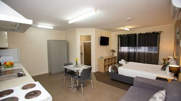 Standard Studio, 1 Queen Bed, Non Smoking, Kitchen (Studio Cabins) | Iron/ironing board, free WiFi, bed sheets