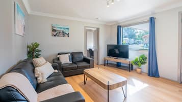 2 Bedroom Deluxe Cabin | Iron/ironing board, free WiFi, bed sheets