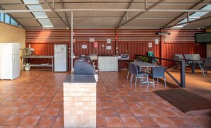 BBQ/picnic area - Tasman Holiday Parks - Albany (Centennial Park)