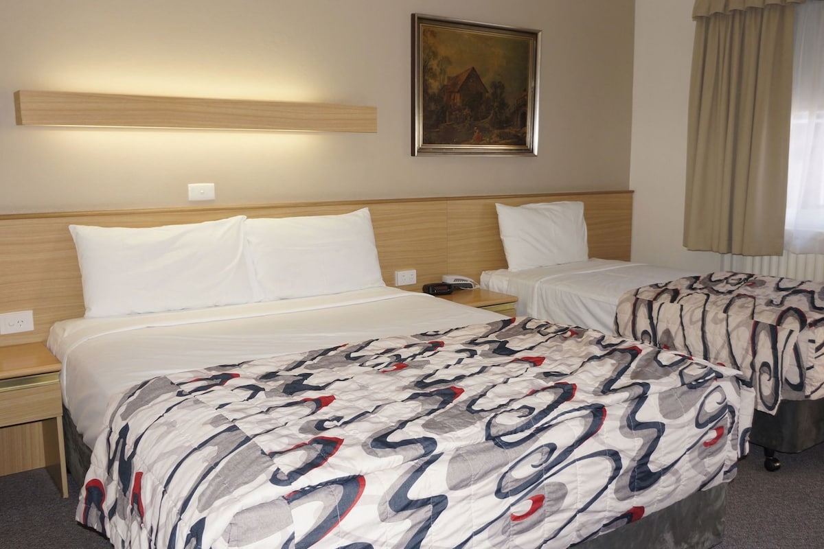 Escritorio, cortinas opacas, tabla de planchar con plancha y wifi gratis