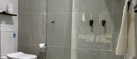 Ducha, artículos de tocador gratuitos, secador de pelo, toallas