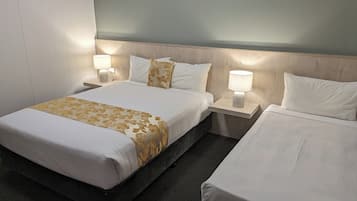 Habitación estándar con 2 camas individuales | Decoración personalizada, muebles diferentes y escritorio