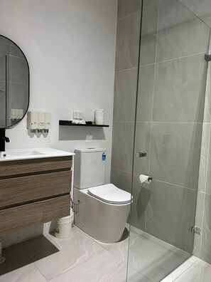 Family Room | Bathroom | Shower, free toiletries, hair dryer, towels - Country Lodge Motor Inn (Bathurst)
