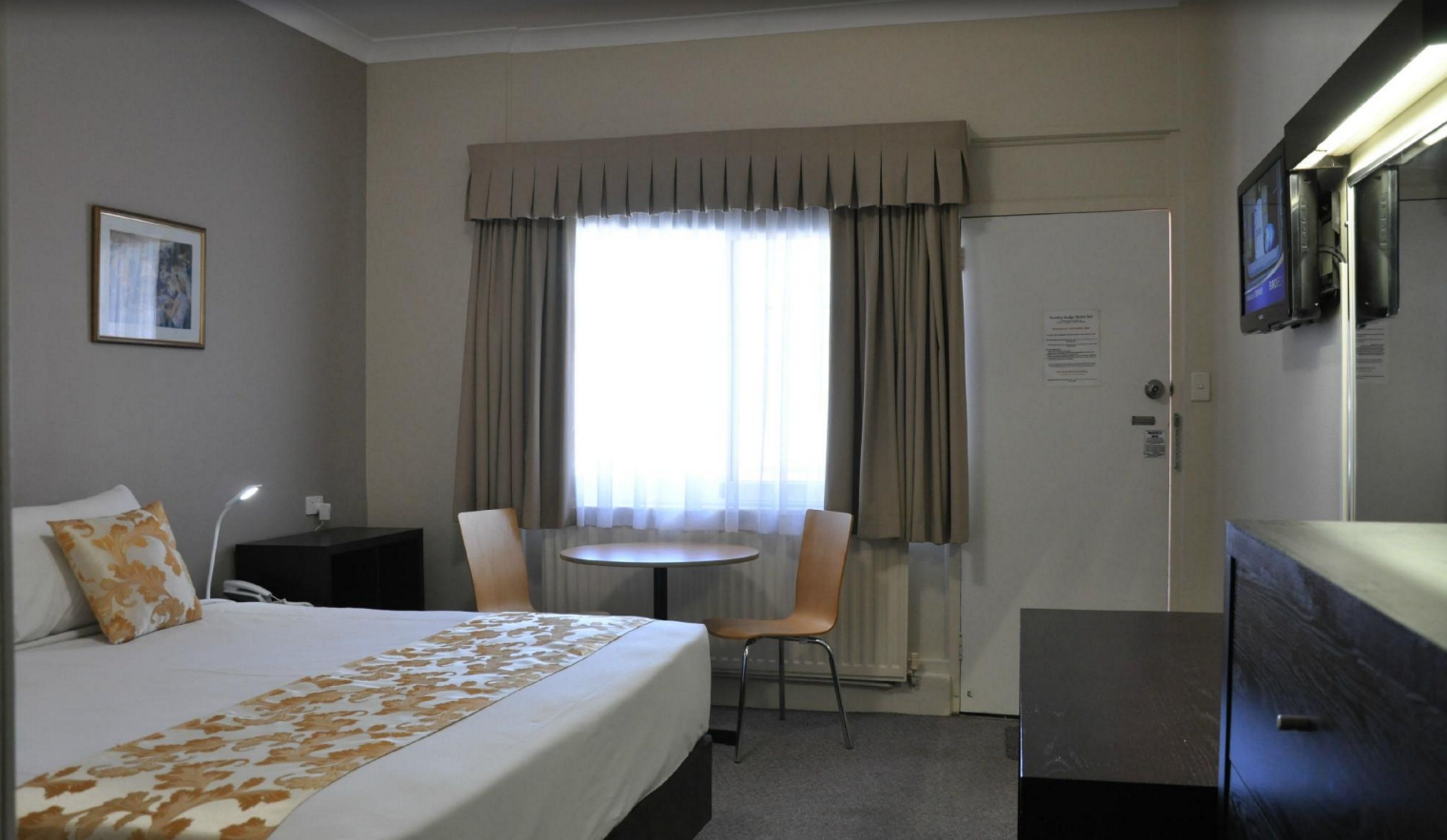 comfort king | individually decorated, individually furnished, desk, blackout curtains