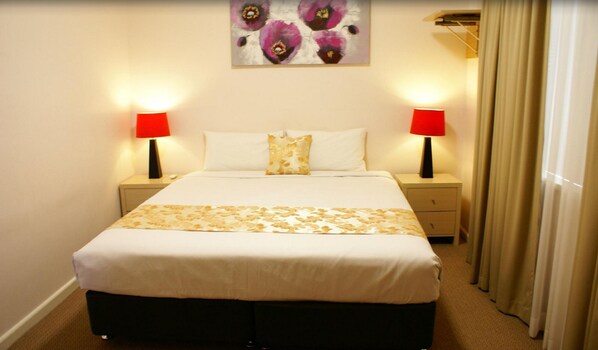 Familien-Suite, 3 Schlafzimmer, Küche | Individuell dekoriert, individuell eingerichtet, Schreibtisch