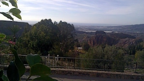 Un mirador con vistas a montañas y valles lejanos.