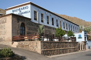 A building with a sign reading "BALNEARIO DE ALHAMILLA". - Hotel Balneario Sierra Alhamilla (Pechina)