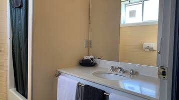 Familienzimmer | Badezimmer | Dusche, kostenlose Toilettenartikel, Haartrockner, Handtücher