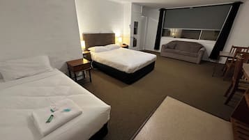 Disable Twin Room | ミニバー、アイロン / アイロン台、ベッドシーツ、車椅子でアクセスできる設備