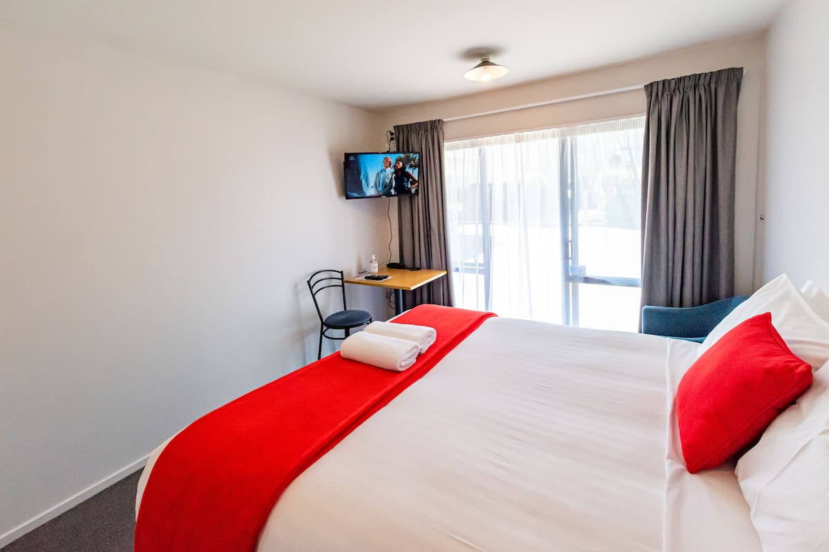 Standard Studio, 1 King Bed, Non Smoking, Refrigerator & Microwave (Studio) | 1 bedroom, iron/ironing board, free WiFi, bed sheets