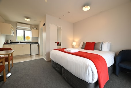 Tabla de planchar con plancha, wifi gratis y ropa de cama . Riccarton Mall Motel