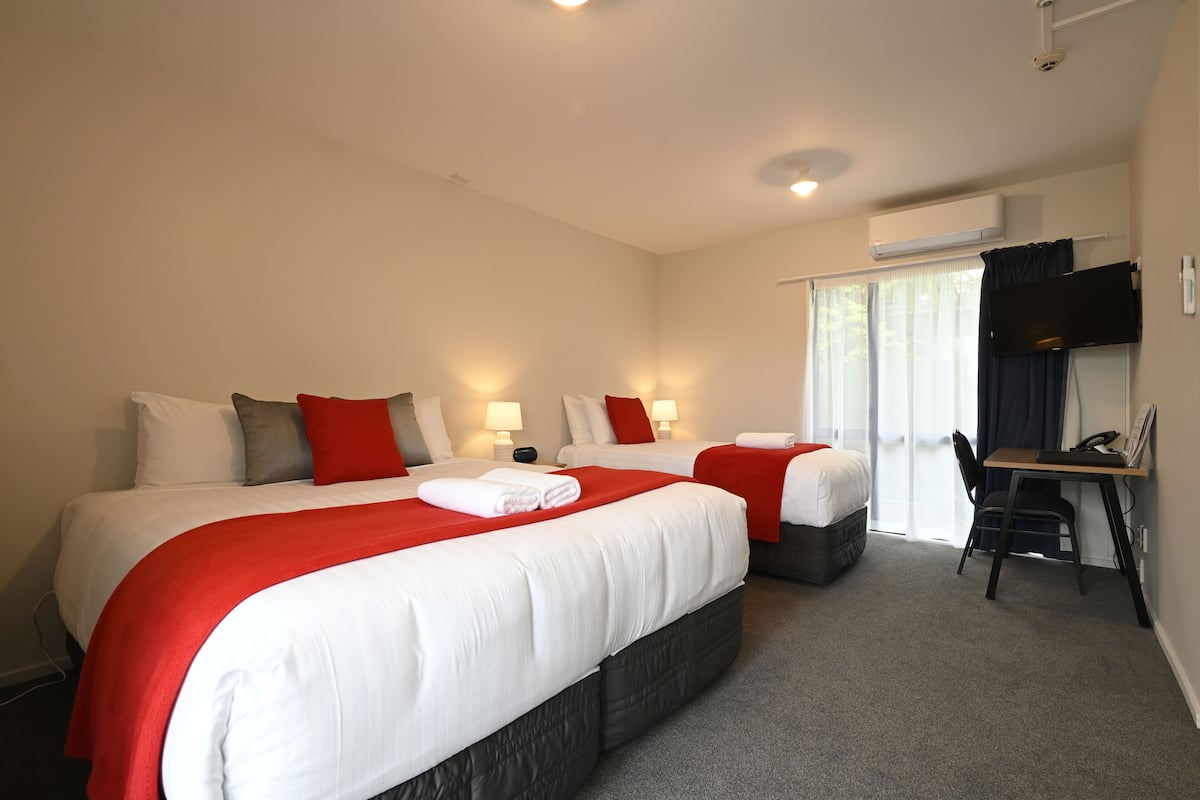 Grand Studio, Non Smoking, Kitchenette (Big studio/Access unit) | 1 bedroom, iron/ironing board, free WiFi, bed sheets