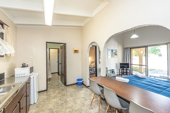 Family Room, Non Smoking, Kitchen | Private kitchen - Riverside Motel (Whanganui)