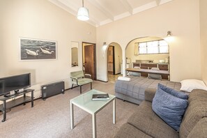 Standard Suite, 1 Bedroom, Non Smoking, Kitchen | Living area | 32-inch flat-screen TV with digital channels, TV - Riverside Motel (Whanganui)