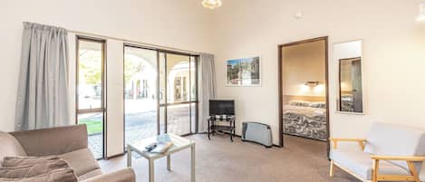 Chambre Standard, non-fumeurs, cuisine (2 Bedroom) | Coin séjour | Télévision à écran plat de 32 pouces avec chaßnes numériques, télévision