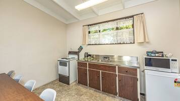 Standard Room, Non Smoking, Kitchen (Studio Unit) | Private kitchen