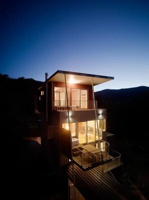 Fassade der Unterkunft – Abend/Nacht