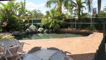 Kolam renang terbuka, kerusi lepak pantai
