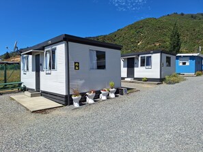 Basic-Ferienhütte, Mehrere Betten, Kühlschrank | 1 Schlafzimmer, WLAN, Bettwäsche
