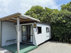 Cabin cơ bản, 1 giường đôi, hiên | Truy cập Internet không dây (phụ phí), bộ trải giường 
