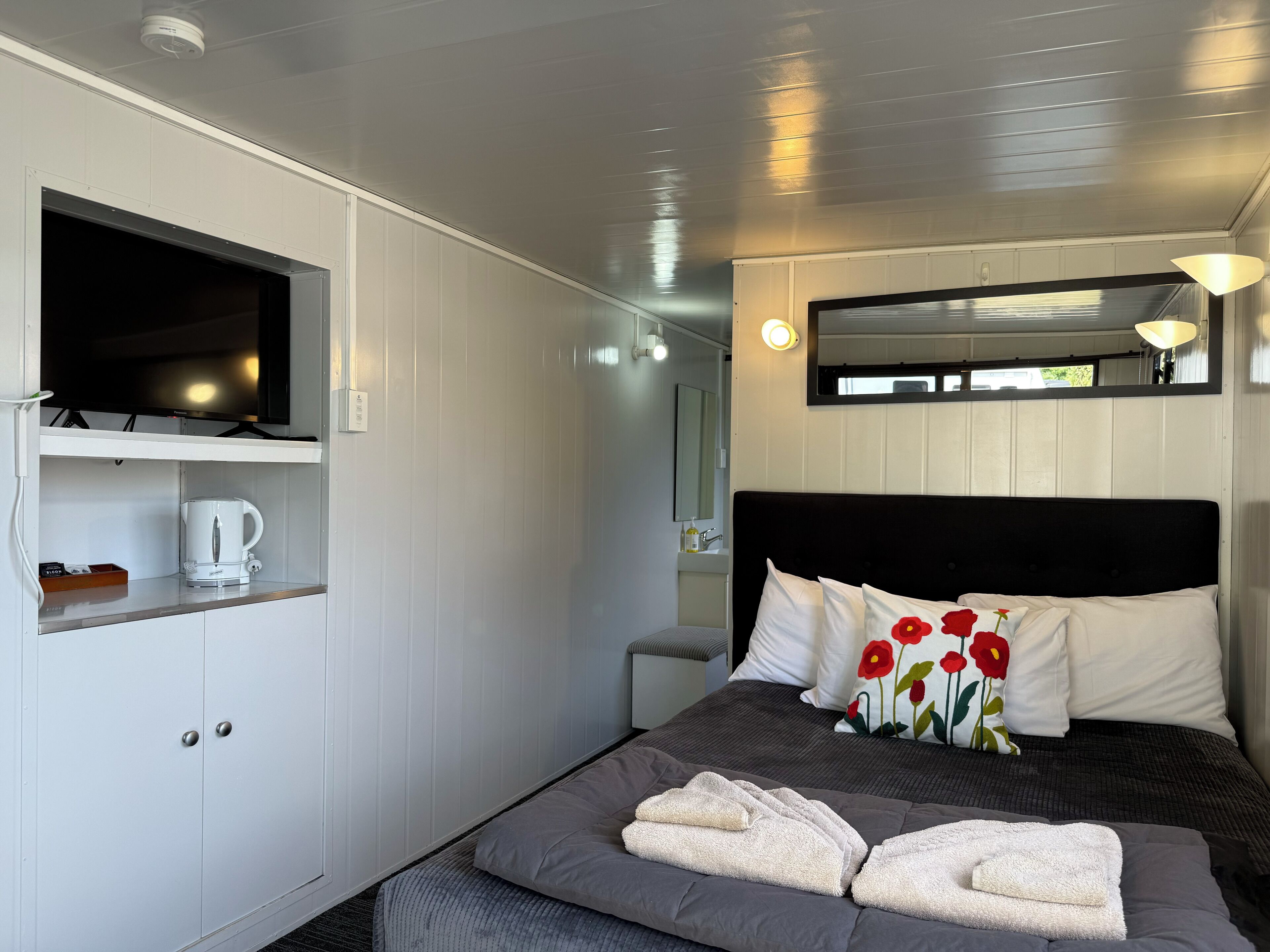 Hytte – basic, 1 dobbeltseng, eget bad | Wi-fi (mot et tillegg) og sengetøy