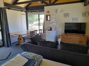 Hytte – basic, flere senger, delt bad | Wi-fi (mot et tillegg) og sengetøy