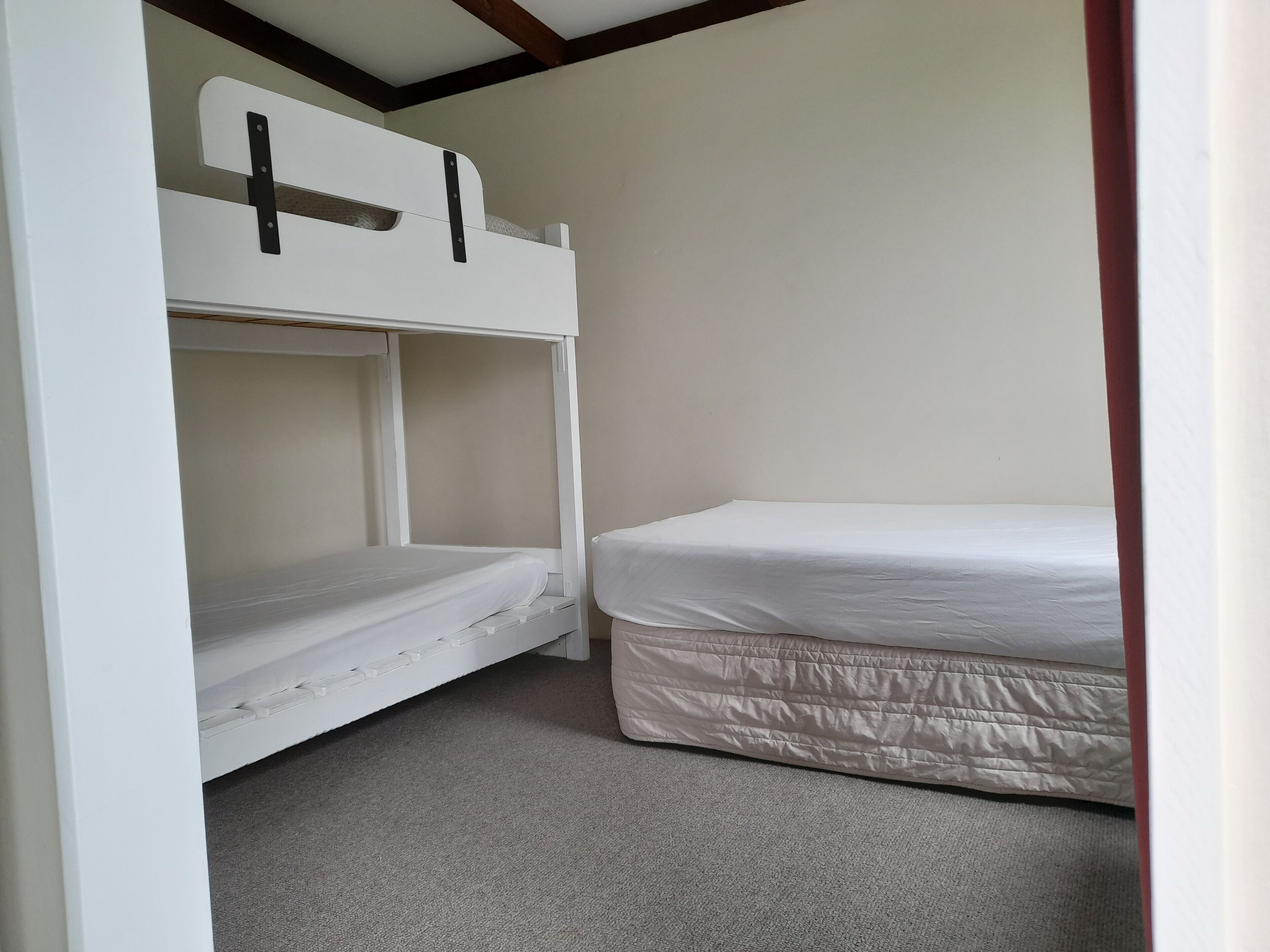 Uma cama box com um colchão e uma cama inferior.