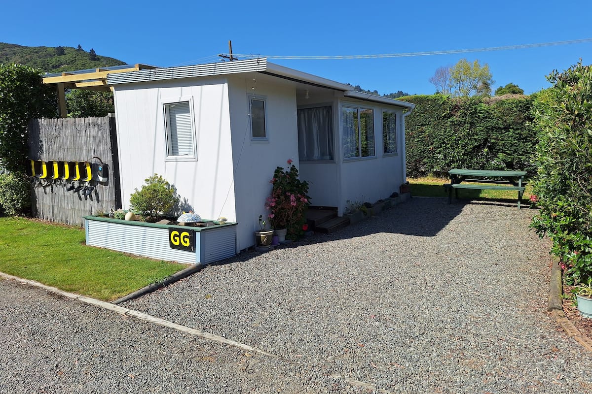 Hytte – basic, 1 enkeltseng, delt bad | Wi-fi (mot et tillegg) og sengetøy