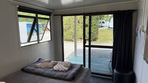 Hytte – basic, 1 dobbeltseng, eget bad | Wi-fi (mot et tillegg) og sengetøy
