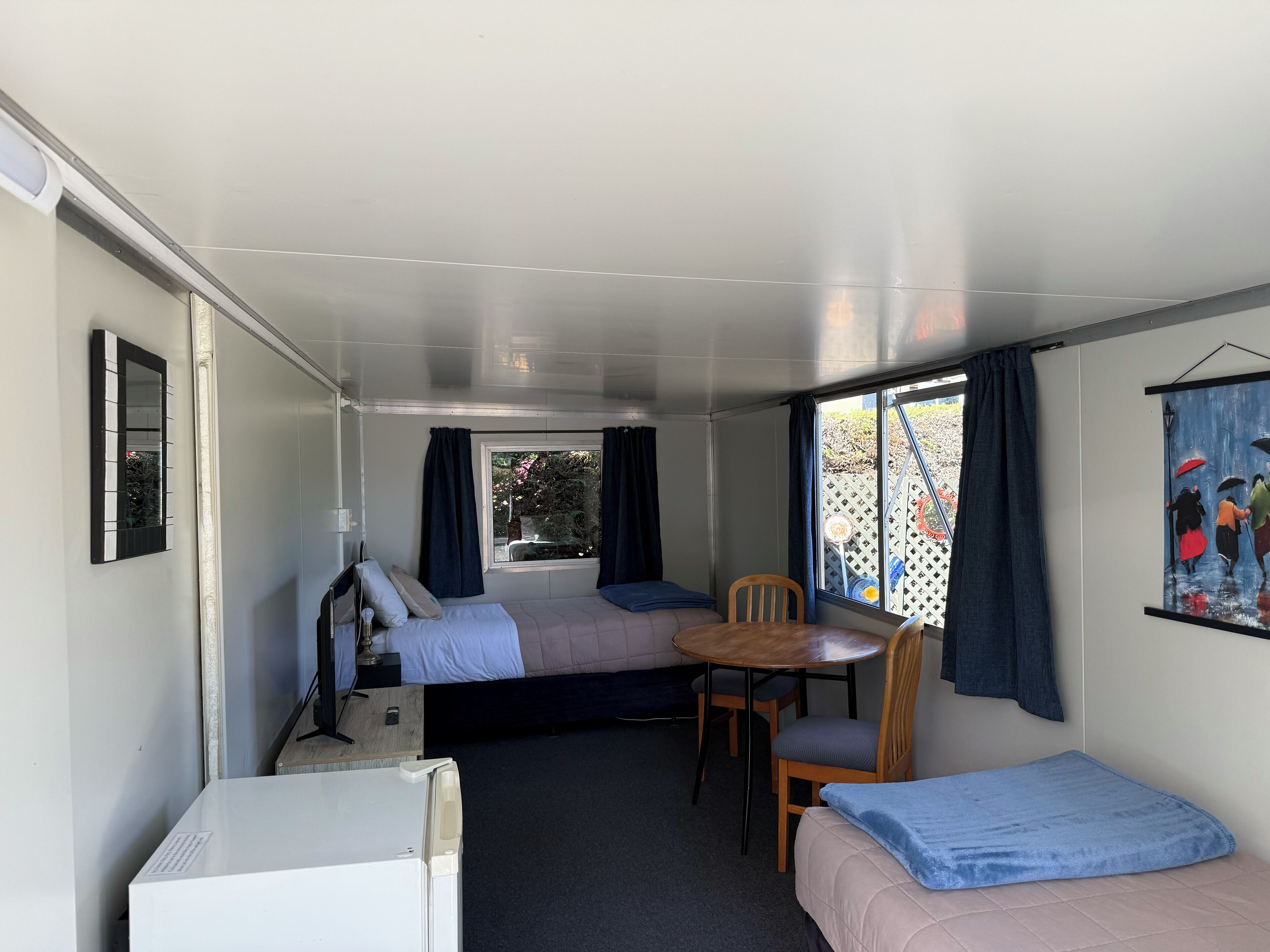 Hytte – basic, 2 enkeltsenger, delt bad | Wi-fi (mot et tillegg) og sengetøy