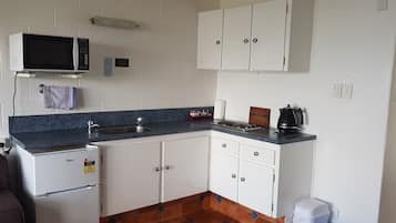 Standard-svíta - 1 svefnherbergi - reyklaust - eldhús (Harbour View Unit) | Einkaeldhús | Ísskápur, örbylgjuofn, rafmagnsketill