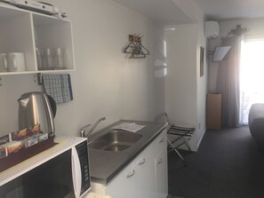 Standardrum - icke-rökare - pentry (Garden Room - see photos) | Eget kök | Kylskåp, mikrovågsugn och vattenkokare