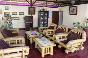 Lobby sitting area - Anom Beach Hotel Candidasa (Manggis)