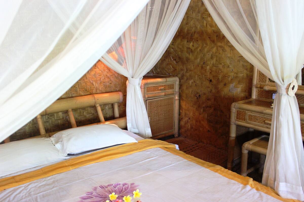 In-room safe, desk, rollaway beds (surcharge), WiFi (free)