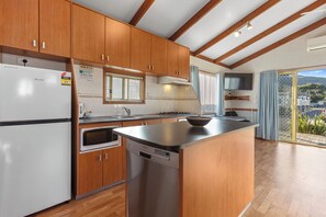 Luxury Spa Cabin | Private kitchen - Apollo Bay Holiday Park (Apollo Bay)